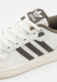 adidas Originals RIVALRY UNISEX - Sneakers low - core white/shadow olive/off white