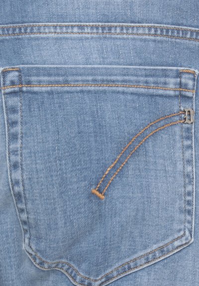 Tasca posteriore in denim azzurro chiaro con cuciture arancioni e un piccolo dettaglio in rivetto metallico sul lato destro.