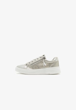 Metallilised hõbedased sneakerid, millel on perforeritud lillemuster, varustatud tõmbluku sulgemisega ja valge kummist tallaga. Aktsendiks on kangast sõlm.