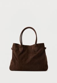 Hnědá suede tote taška s dvěma dlouhými ušima, oválnými prvky a prostorným designem. Měkká textura a minimalistický vzhled.