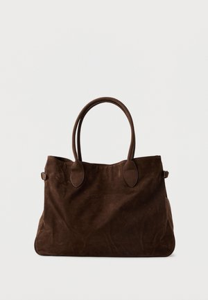 Borsa a tote in suede marrone con due manici lunghi, dettagli ovali e un design spazioso. Texture morbida e aspetto minimalista.