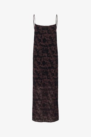 Maxi šaty v tmavě švestkové barvě s černým květinovým vzorem, vyrobené z lehké tkaniny. Mají tenká ramínka a rovný střih.