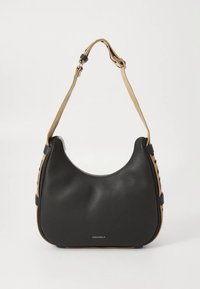 Geantă de umăr din piele neagră cu o formă curbată, captuseală crem și o curea reglabilă de culoare maro deschis. Prezintă un detaliu cu logo pe față.