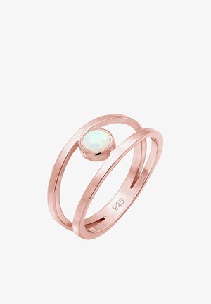Rosaguld ring med dobbelte bånd, der har en rund opalsten indsat i en bezel. Mærket "925" angiver indholdet af sterlingsølv.
