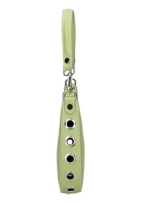 Petit sac poignet vert clair avec œillets argentés le long du côté et une bandoulière amovible avec détail bouton-pression.