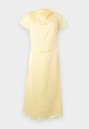 Zachte gele satijnen midi-jurk met mouwloze cap sleeves en een gedrapeerde V-hals, plat uitgestald tegen een effen achtergrond.