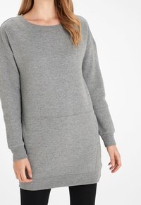 Robe sweat-shirt grise à manches longues, col rond et coupe décontractée. Caractérisée par une texture lisse et des poignets côtelés, avec des poches latérales.