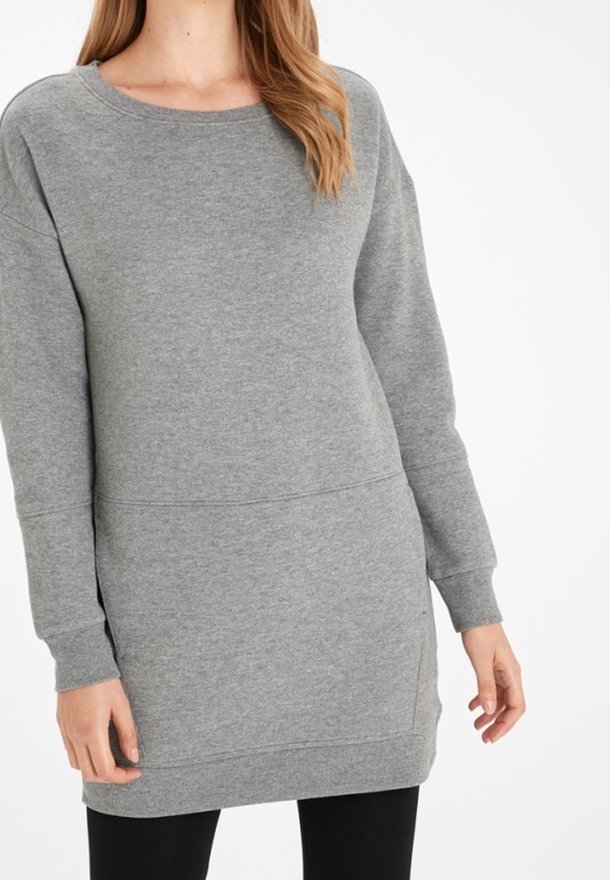 Robe sweat-shirt grise à manches longues, col rond et coupe décontractée. Caractérisée par une texture lisse et des poignets côtelés, avec des poches latérales.