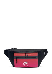 Mustaväriinen vyölaukku, jossa on kirkkaan punaiset ja mustat raidat edessä. Laukussa on logo, kaksi vetoketjullista taskua ja säädettävä hihna.