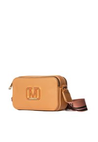 Borsa a tracolla rettangolare color tan con logo dorato, superficie texturizzata, chiusura a zip e tracolla regolabile con accento a motivo.