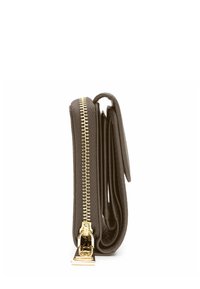 Portafoglio in pelle marrone con zip dorata. Design compatto con diverse fessure per carte visibili, che mostra una superficie testurizzata e hardware robusto.