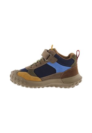 Buitensneaker voor kinderen met bruine, blauwe, groene en mosterdkleurige panelen, voorzien van klittenbandsluiting, veters en een gestructureerde rubberen zool.