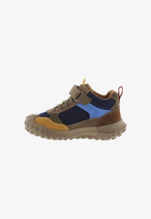 Sneaker da esterno per bambini con pannelli marrone, blu, verde e senape, con strappo in velcro, lacci e suola in gomma strutturata.