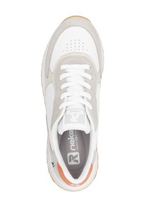 Weißer Sneaker mit einem grauen Wildleder- und Mesh-Design, durchlüfteter Zehenbox, weißen Schnürsenkeln und einem hellorangen Akzent an der Ferse.