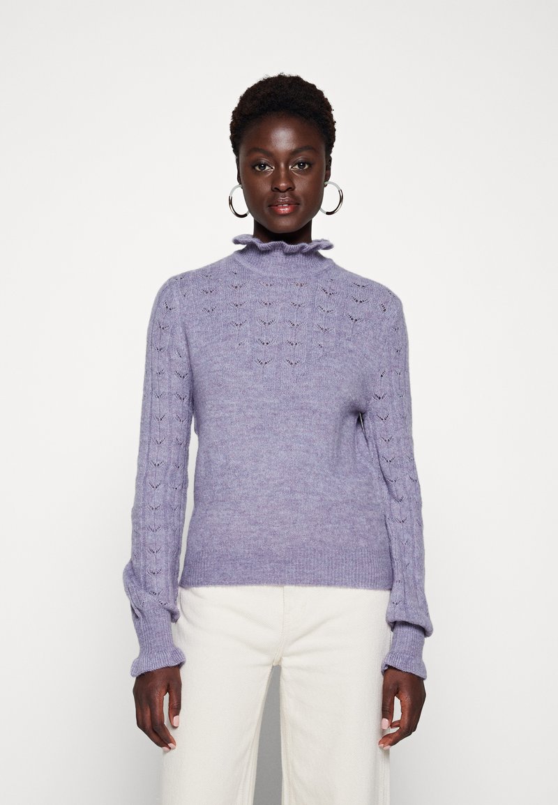 Lilla turtleneck sweater med et tekstureret strikmønster og flæsekrave. Lange ærmer har et delikat bladdesign langs armene.