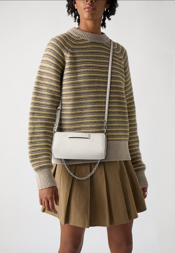 LABEL SMOOTH POCHETTE - Handbag - parchment