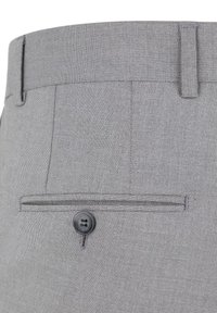 Szare dopasowane spodnie o fakturowanej tkaninie, z pojedynczą tylną kieszenią z czarnym guzikiem oraz pętelką powyżej pasa.