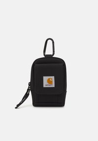 Saco de tecido preto com aba frontal, fecho de zipper e clip em carabina. Apresenta um logotipo quadrado com detalhes em laranja e branco.