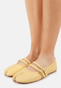 Избран, butter yellow