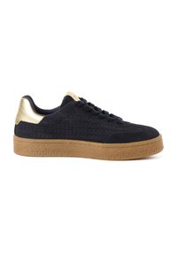 Basket en daim noir avec côtés texturés, languette de talon dorée, semelle en gomme naturelle et lacets noirs, vue de profil sur fond blanc.