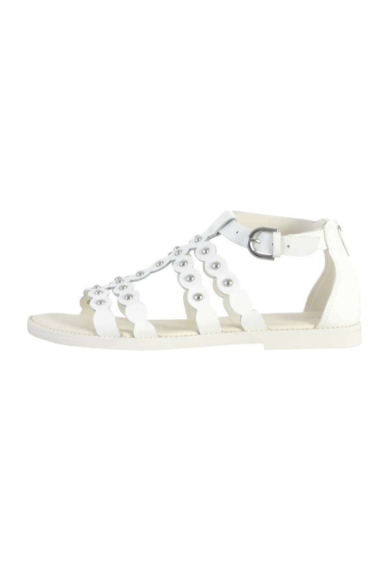 Sandal in pelle bianca con suola piatta, punta aperta e intricato design a intagli circolari con accenti in metallo. Cinturino alla caviglia con chiusura a fibbia.