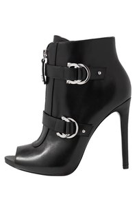 Czarne skórzane botki za kostkę z odkrytymi palcami, ozdobione srebrnymi klamrami i bocznym zamkiem błyskawicznym, podniesione na szpilce.