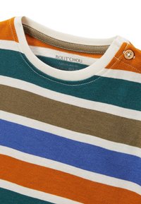 T-shirt en coton rayé dans des teintes de vert, brun, orange, bleu et blanc. Présente un col rond et un détail de bouton sur l'épaule.