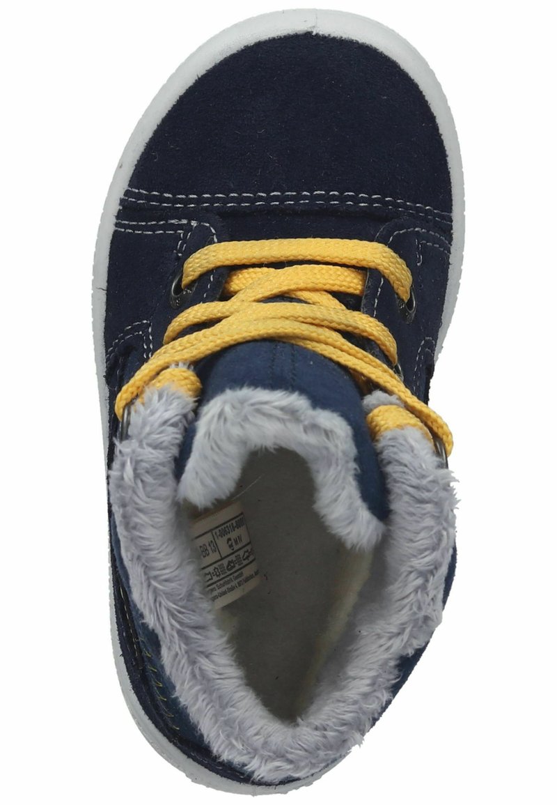 Marineblaue Wildleder-Hochtop-Sneaker mit gelben Schnürsenkeln, weißer Gummisohle und grauem Fellfutter am oberen Rand. Innenetikett sichtbar.