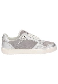 Graue Wildleder- und silberne Leder-Sneaker mit perforierter Zehenpartie, weißen Schnürsenkeln und einer strukturierten weißen Gummisohle. Akzentuiert mit Überlagerungsdetails.