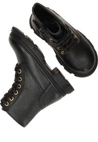 Zwarte leren enkellaarzen met een gestructureerd oppervlak, gouden oogjes, zwarte veters en rubberen zolen; het ontwerp heeft bijzondere stiksels en een ronde neus.