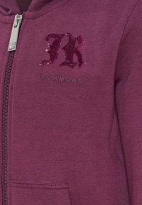 Bordowa bluza z kapturem na suwak z przednią kieszenią, z logo tekstowym z cekinów i nadrukiem "John Richmond" poniżej. Miękka, fakturowana tkanina.