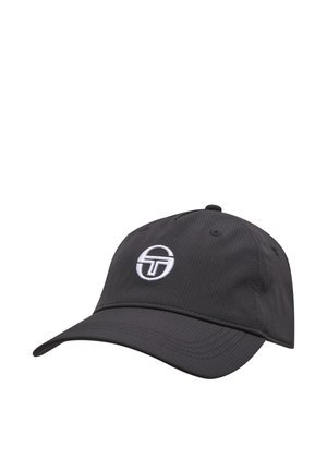 Černá baseballová čepice s prohnutým kšiltem a bílým kruhovým logem se stylizovaným písmenem "T" uprostřed přední části.