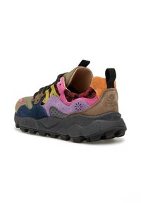 Mehrfarbige Sneakers aus einer Mischung von Materialien, darunter Leder und Wildleder. Strukturiertes Zwischensohlen-Design, akzentuiert mit einer schwarzen Gummisohle.