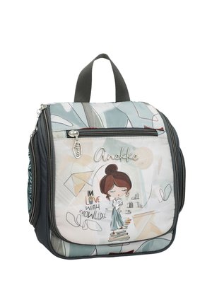 Piccolo zaino quadrato con tasche con cerniera, raffigurante una ragazza dei cartoni animati in piedi su dei libri e la frase "Innamorata della conoscenza."