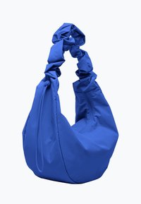 Sac hobo en tissu bleu avec une forme douce et structurée, des poignées froncées et une fermeture à glissière. Texture lisse avec une finition mate.