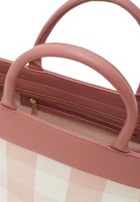 Rosa Ledertasche mit karierter Canvas-Optik, ausgestattet mit einem oberen Reißverschluss und goldenen Hardware-Akzenten. Zwei geformte Griffe oben.