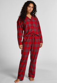Rode geruite pyjama set van zachte stof, met een knoopsluiting bovenkant met kraag en lange mouwen, en elastische broek met verstelbaar koord.