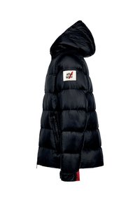 Giacca a piuma nera, con cappuccio e design trapuntato. Patch "after label" sul petto con dettagli rossi. Tasca laterale con zip visibile.