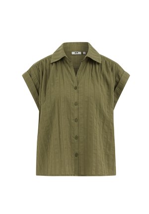 Olivgrüne Bluse mit kurzen Ärmeln, vertikal strukturierten Streifen, vorn mit Knöpfen und spitzem Kragen auf weißem Hintergrund.