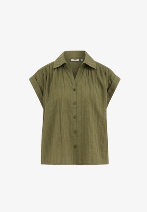 Blouse vert olive à manches courtes avec des rayures verticales texturées, des boutons sur le devant et un col pointu sur fond blanc.