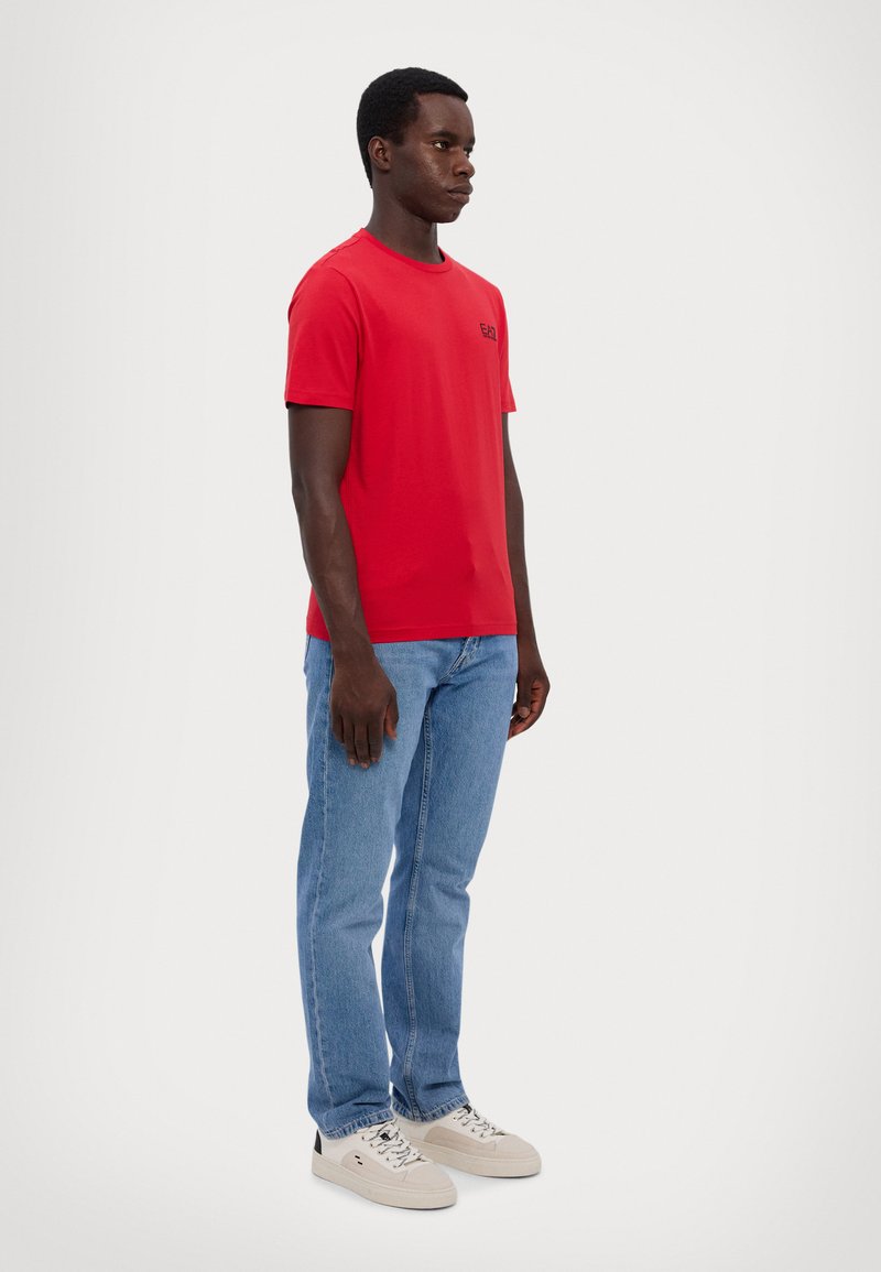 EA7 Emporio Armani TRAIN CORE TEE - T-shirts - salsa