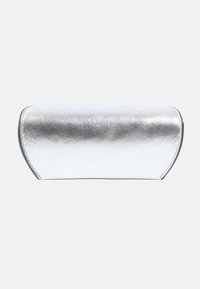 Silvermetallisk runt glasögonfodral med en slät, mjuk yta, något böjd form och sydda kanter för hållbarhet.