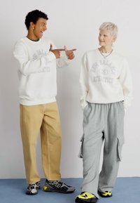 New Balance GRAPHIC CREW UNISEX - Mikina - sea salt