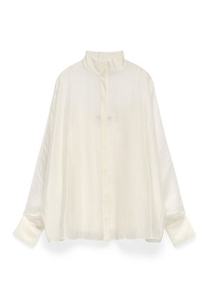 Blusa bianca e trasparente con colletto alto e chiusura a bottoni. Presenta maniche lunghe e ampie e un tessuto testurizzato con una leggera lucentezza.