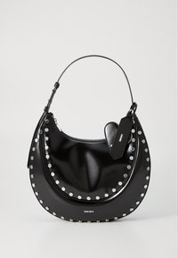 Borsa in pelle verniciata nera con forma curve, dettagli con borchie attorno all'apertura e chiusura con zip. Include un'etichetta staccabile.