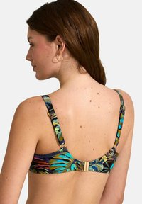 Multikleur bikini-top met een tropisch bladpatroon, verstelbare bandjes met goudkleurige details en een zachte stofafwerking.