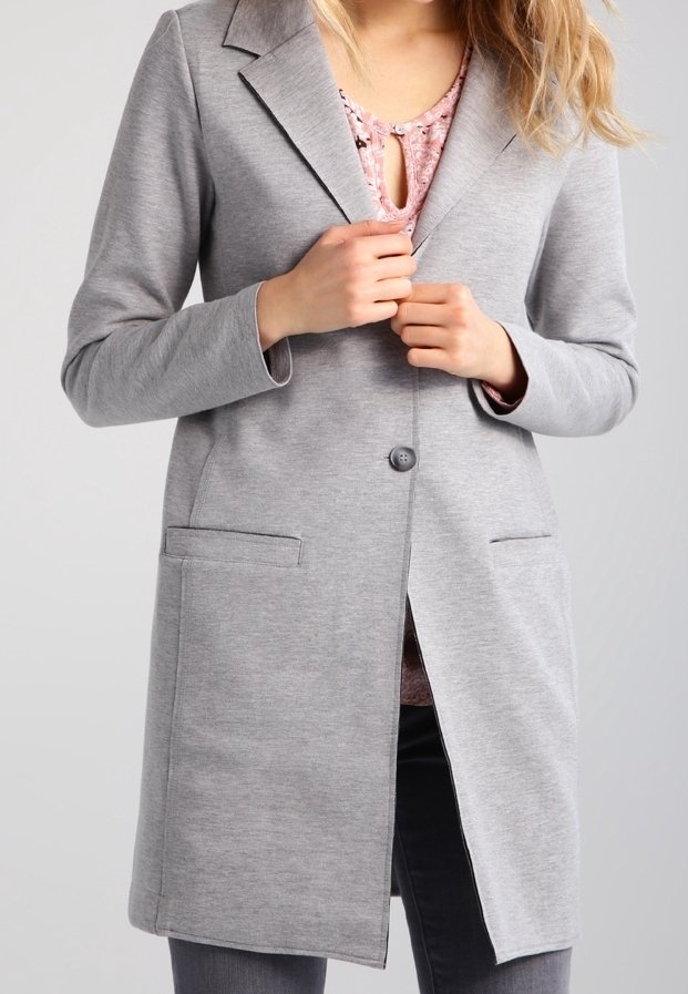Blazer long gris en matériau doux, doté d'une fermeture à un bouton, de revers crantés, de deux poches avant et d'un design minimaliste.