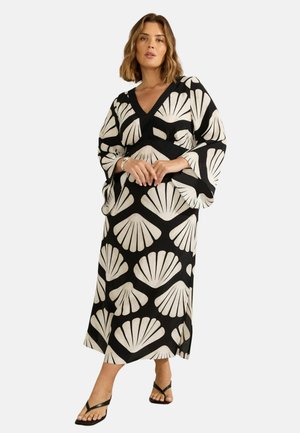 Abito maxi bianco e nero con motivo a conchiglia, scollatura a V, maniche ampie e silhouette fluida. Adatto per un abbigliamento casual.