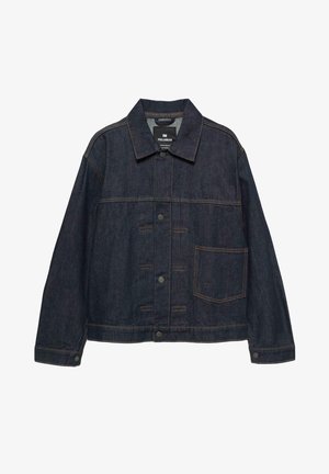 Mørkeblå denimjakke med lange ærmer, knaplukning foran, krave og en stor lomme på venstre side.