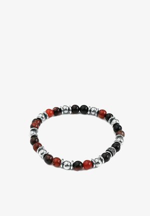 Perlenarmband mit abwechselnd runden schwarzen, rotbraunen Steinen und glänzenden silbernen Perlen, in einem sich wiederholenden Muster angeordnet.